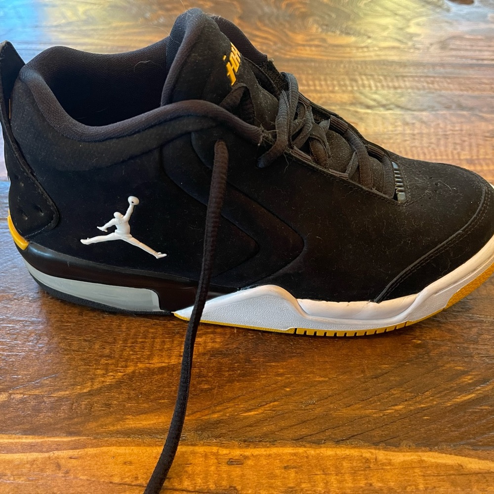 Worn only a couple of times, nice and clean Jordan’s size 5 youth.